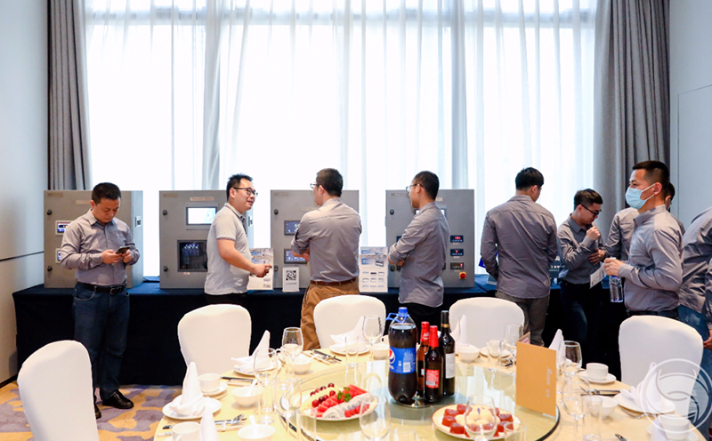 橡塑交流晚宴上，杰曼與客戶交流心得